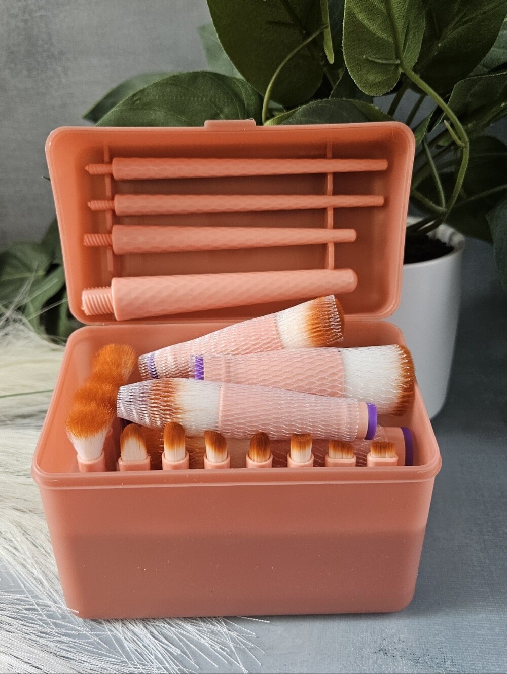16-piece nib professional makeup brush set designed for travel, featuring an pea